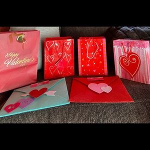 NWT Lot (6) Valentine Gift Bags, Assorted